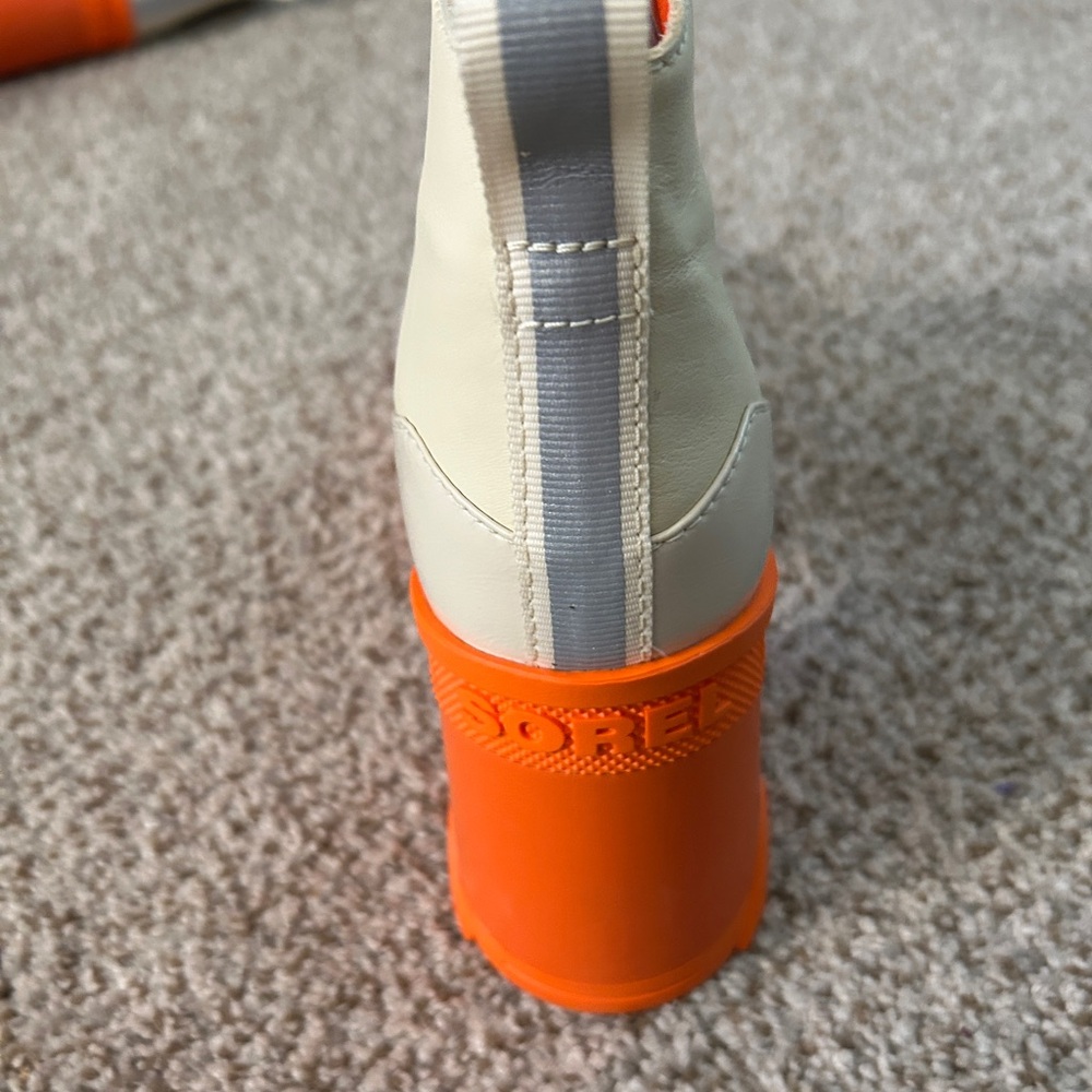 Sorel Boots
Size 9.5
Smoke free and pet free home
Never worn